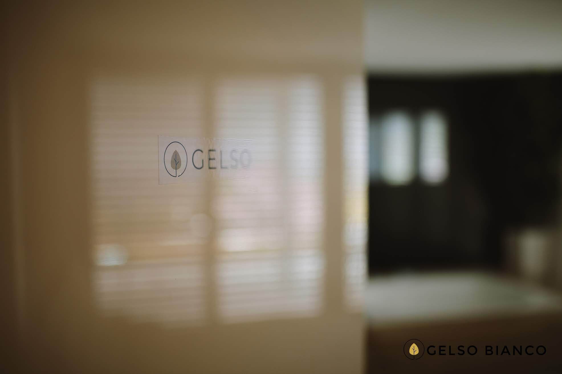 Ein unscharfer Blick ins Hotelzimmerinnen, durch ein Fenster mit dem Logo "CELSO".