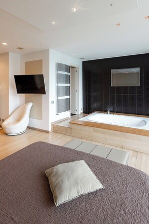 Suite, jet tub | Seprai katun Mesir, seprai premium, tirai kedap cahaya, dan Wi-Fi gratis