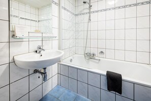 Combined shower/tub, free toiletries, hair dryer, towels - De Drie Linden (Luyksgestel)