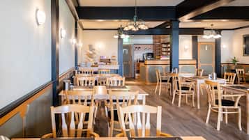 Se sirven comidas, cenas y cocina francesa