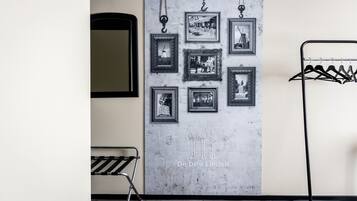 Habitación con 2 camas individuales | Escritorio, cunas, camas extra y wifi gratis