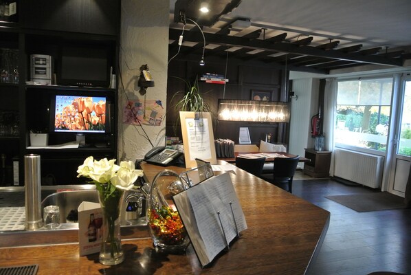 Bar (trong khuôn viên)