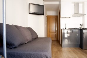 Apartamento, 1 habitación | Sala de estar | Una televisión de pantalla plana