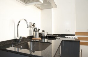 apartman, 1 hálószobával | Privát teakonyha | Hűtőszekrény, mikrohullámú sütő, főzőlap és elektromos vízforraló