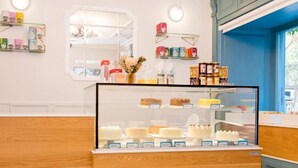 A bakery display with cakes and pastries. - Apartamentos Sabinas Don Jaime (Zaragoza)
