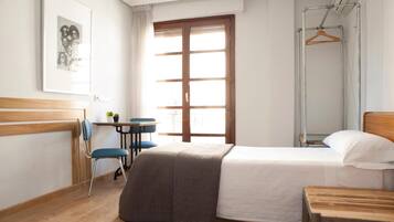 1 bedroom, premium bedding, desk, free cribs/infant beds