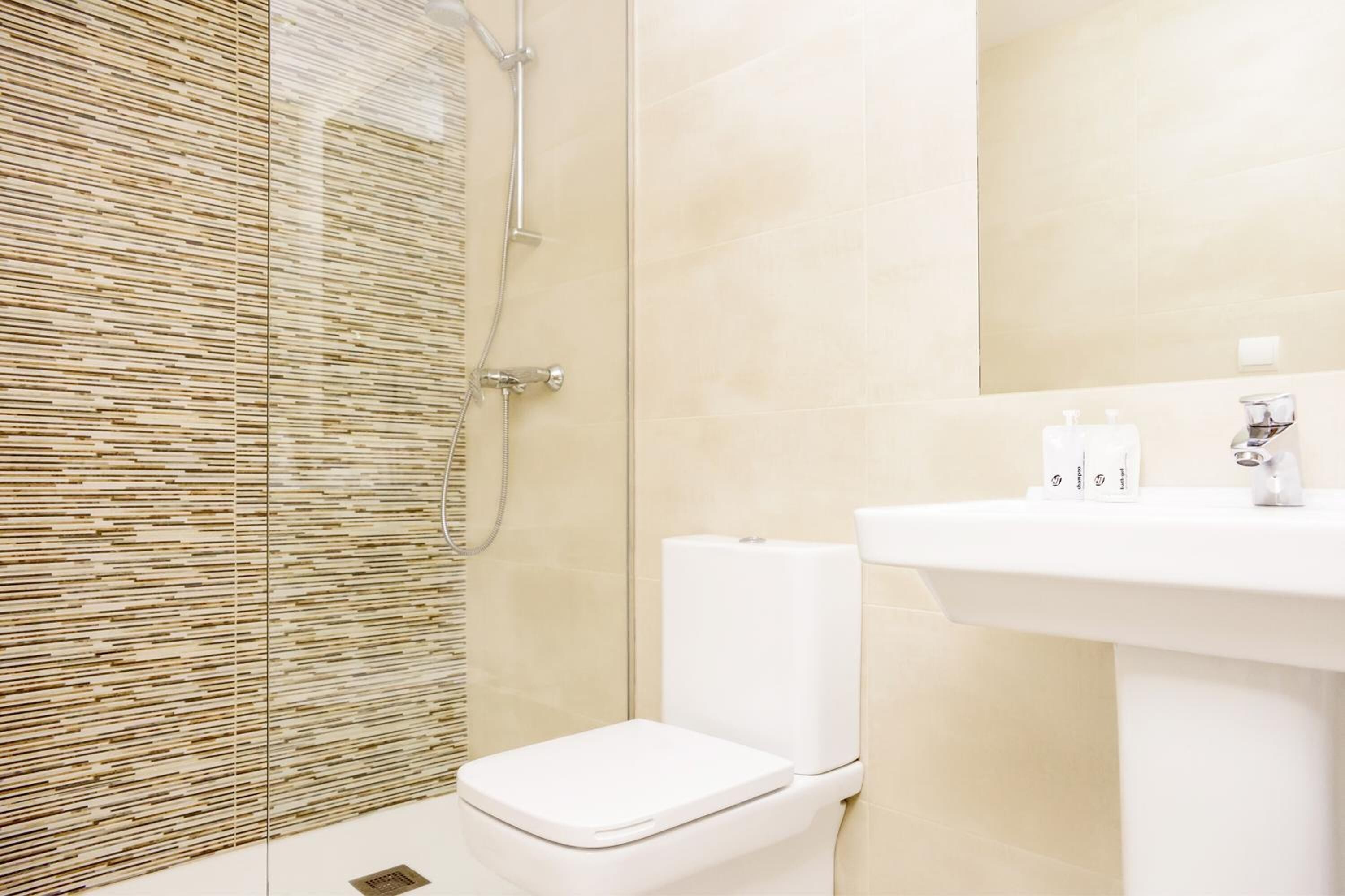 Ducha, artículos de higiene personal gratuitos y secador de pelo