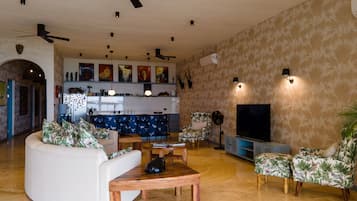 Vila luxo, 4 quartos, vista para o oceano | Área de estar | TV de tela plana 55 polegadas com canais a cabo, TV, Netflix
