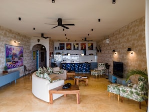 Villa Deluxe, 4 habitaciones, vista al océano | Área de sala de estar | Televisión de pantalla plana, Netflix y reproductor de DVD