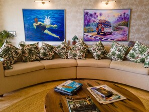 Vila luxo, 4 quartos, vista para o oceano | Área de estar | TV de tela plana 55 polegadas com canais a cabo, TV, Netflix