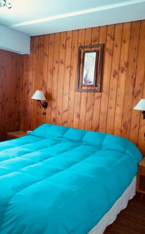 标准双人房或双床房, 私人浴室 | 办公桌、熨斗/熨板、免费 WiFi、床单