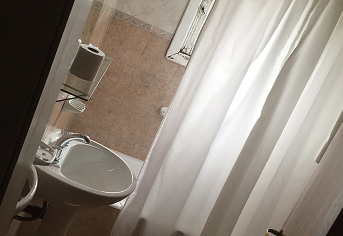 Ducha, artículos de higiene personal gratuitos y secador de pelo
