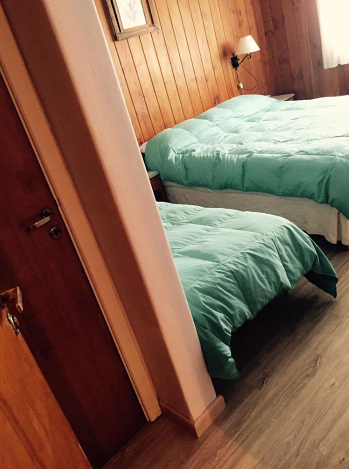 Habitación triple estándar, varias camas, baño privado | Escritorio, tabla de planchar con plancha, wifi gratis y ropa de cama