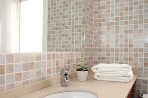 Apartment, 2 Schlafzimmer | Badezimmer | Dusche, kostenlose Toilettenartikel, Haartrockner, Handtücher