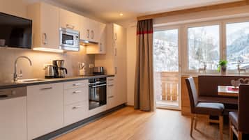 高级公寓, 2 间卧室, 山景, 山腰 (cleaning fee 135 EUR) | 起居区 | 32-英寸液晶电视 (配备有线频道)、电视