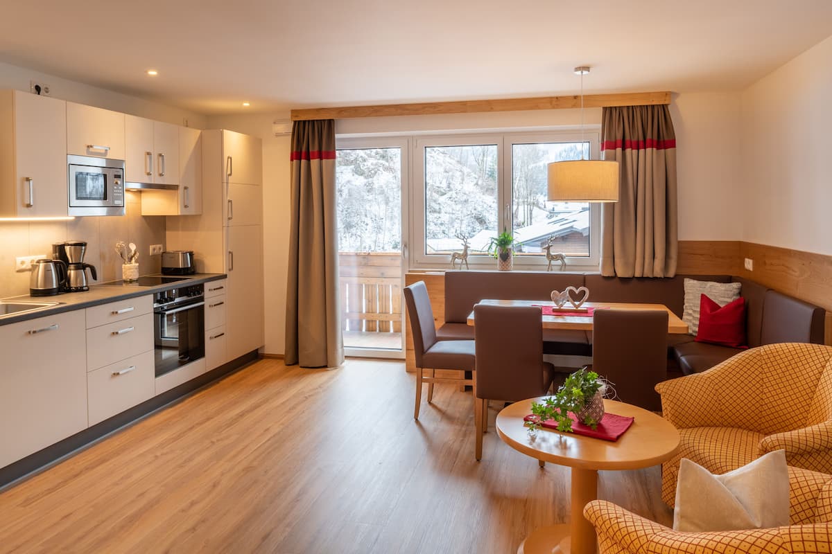 Superior Apartment, 2 Bedrooms, Mountain View, Mountainside (cleaning fee 135 EUR) | In-room dining