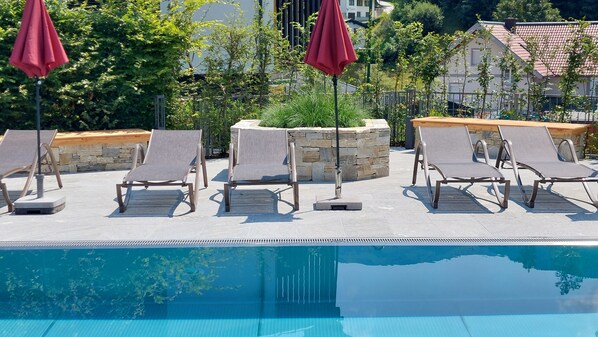 Piscina externa sazonal, guarda-sóis, espreguiçadeiras