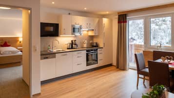 高级公寓, 2 间卧室, 山景, 山腰 (cleaning fee 135 EUR) | 起居区 | 32-英寸液晶电视 (配备有线频道)、电视