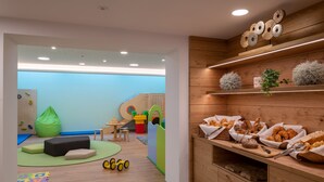 A children's play area with a green bean bag, a play table, and a toy car. - Appartement Schattauer (Wagrain)