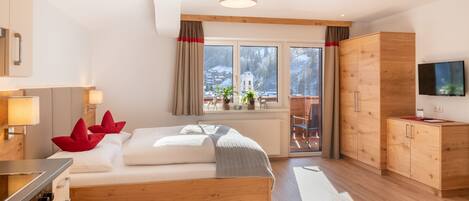 Studio Comfort - 1 sovrum - utsikt mot bergen (cleaning fee 75 EUR) | Vardagsrum | 32-tums LCD-tv med kabelkanaler och tv