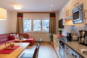 Lägenhet Classic - tillgång till pool - utsikt mot bergen (cleaning fee 105 EUR) | Vardagsrum | 32-tums LCD-tv med kabelkanaler och tv