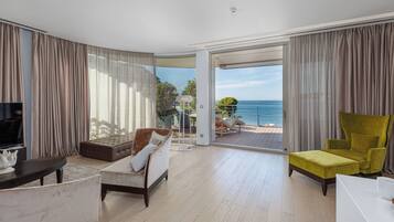 Ático, 2 habitaciones, vistas al mar | Zona de estar | Una televisión de pantalla plana