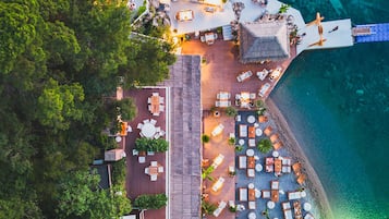 Private beach, sun-loungers, beach umbrellas, beach towels