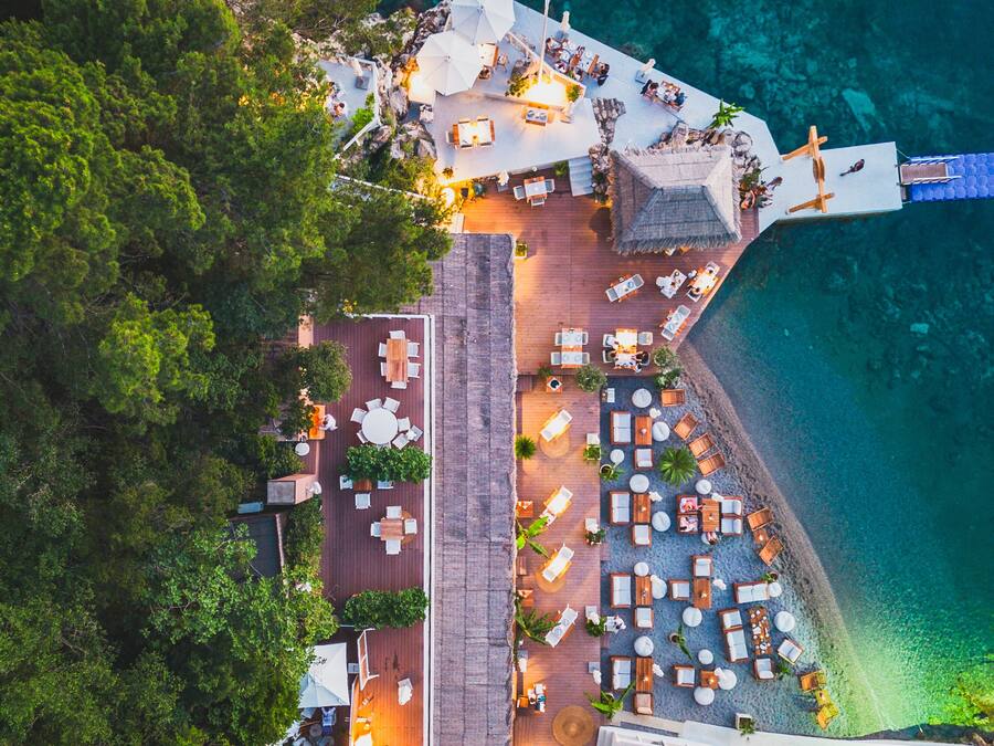 Private beach, free beach shuttle, sun-loungers, beach umbrellas