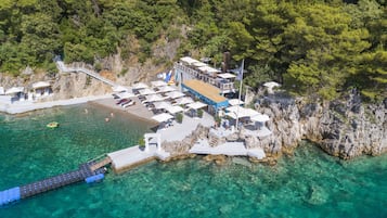 Ιδιωτική παραλία, ξαπλώστρες (σεζλόνγκ), ομπρέλες θαλάσσης
