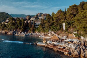 Private beach, sun loungers, beach umbrellas, beach towels - Dukley Hotel & Resort (Budva)