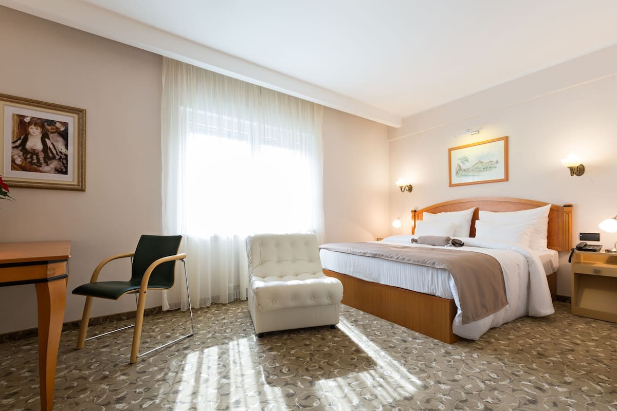 Standaard tweepersoonskamer | Luxe beddengoed, een kluis op de kamer, een bureau, geluiddichte muren
