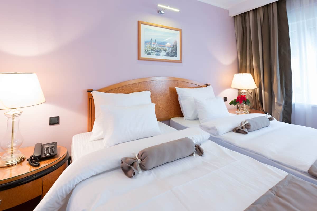 Standaard Twin kamer | Luxe beddengoed, een kluis op de kamer, een bureau, geluiddichte muren