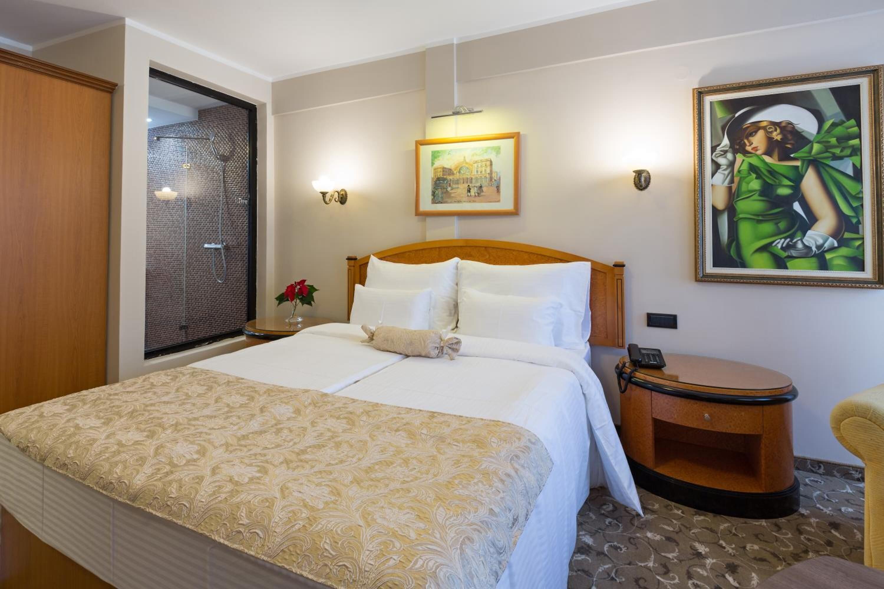 Roupas de cama premium, cofres nos quartos, escrivaninha
