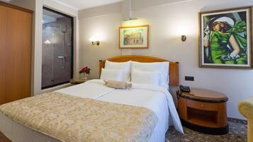 Roupas de cama premium, cofres nos quartos, escrivaninha