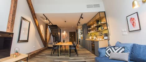 Departamento superior, 1 habitación, chimenea (Castle View; 19) | Área de sala de estar | Televisión de pantalla plana, juguetes y películas con cargo