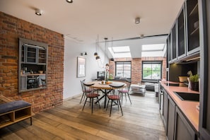 Superior Apartment, 1 Bedroom, Fireplace (Castle View; 20) | In-room dining - Stradom 15 Apartments (Kraków)