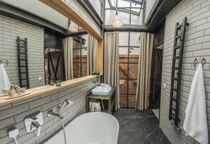 Superior Apartment, 1 Bedroom, Fireplace (Castle View; 20) | Bathroom | Free toiletries, hair dryer, slippers, towels - Stradom 15 Apartments (Kraków)