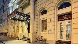 The exterior of Hotel Bellevue with a Cafe Bar Restaurant adjacent. - Hotel Bellevue Vienna (Vienna)