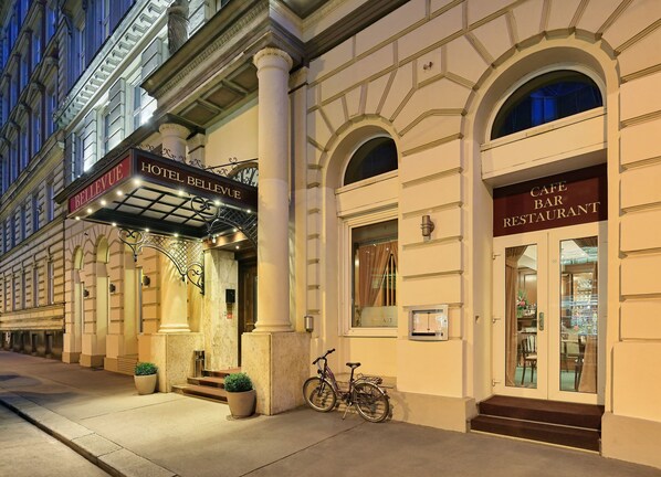 The exterior of Hotel Bellevue with a Cafe Bar Restaurant adjacent. - Hotel Bellevue Vienna (Vienna)