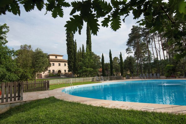 Außenpool, Sonnenschirme, Liegestühle