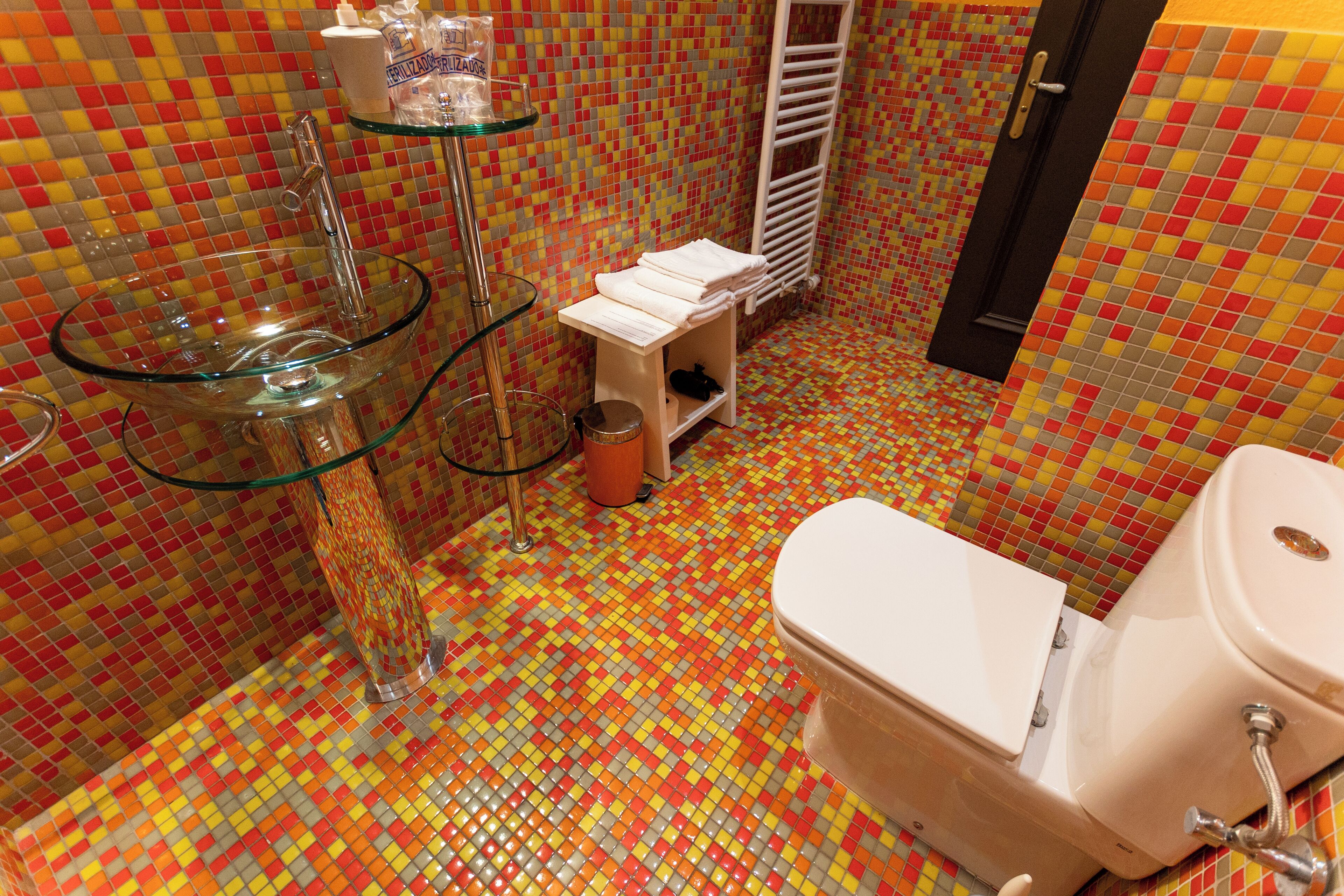 standard double room | bathroom | free toiletries, hair dryer, towels