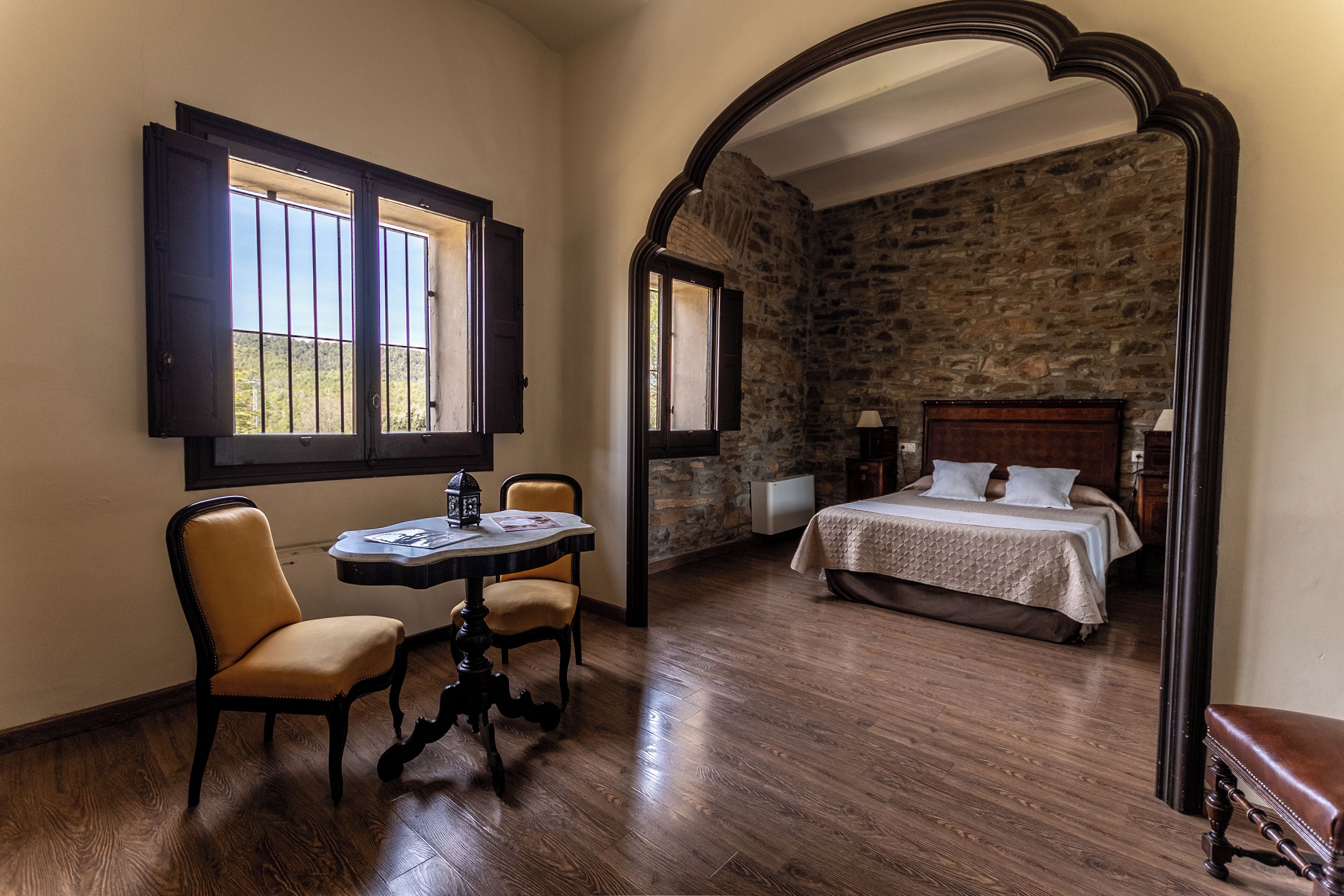 suite | 2 bedrooms, desk, free cots/infant beds, free wifi