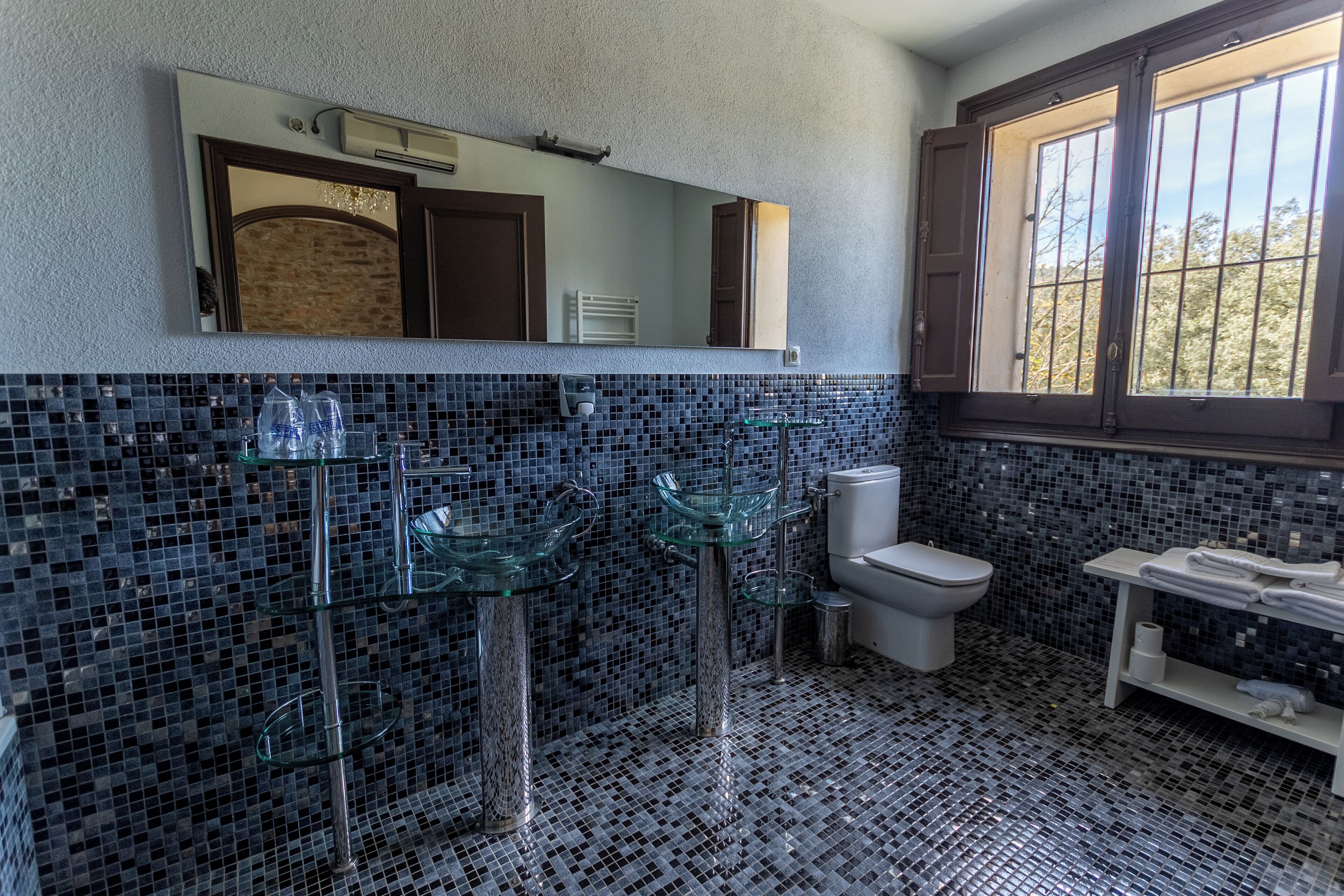 suite | bathroom | free toiletries, hair dryer, towels