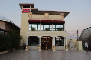 Un hotel con un letrero llamativo que dice 'Grand Diamond Hotel'.