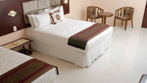 Artículos del minibar gratis y caja de seguridad en la habitación