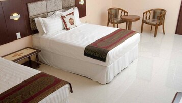 Minibar con artículos gratuitos, caja fuerte, mobiliario individual