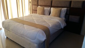 Dobbeltrom – deluxe, adgang til basseng, byutsikt | Skrivebord, wi-fi (inkludert) og sengetøy