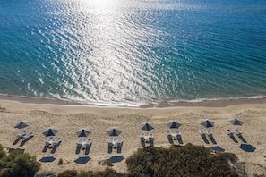 位於海灘上、白沙、躺椅、遮陽傘