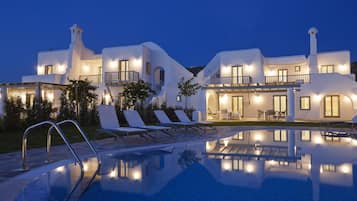 2 piscinas externas, guarda-sóis, espreguiçadeiras