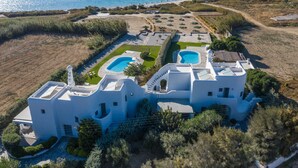 A modern villa with two swimming pools, a beach view, and a landscaped garden. - Aqua Breeze Villas Naxos (Naxos)